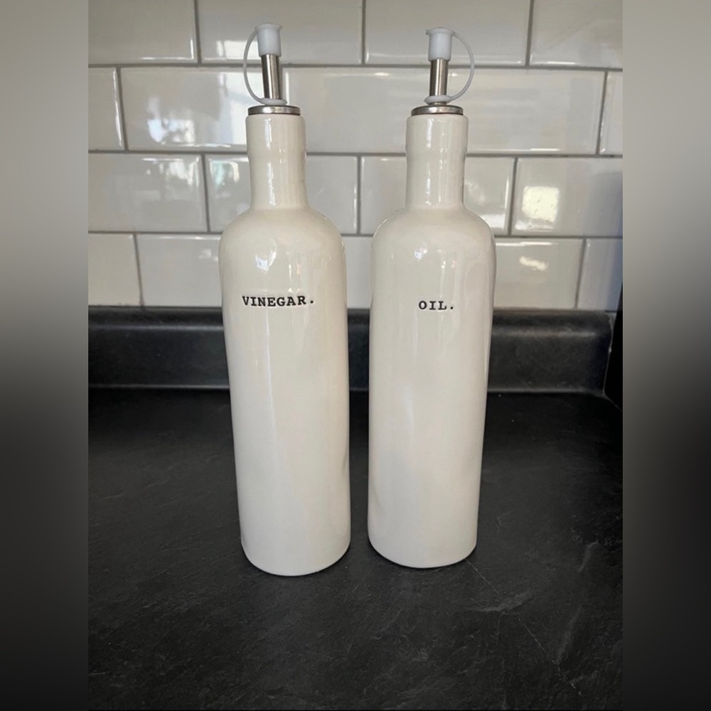 Rae Dunn Oil and Vinegar Set OG
